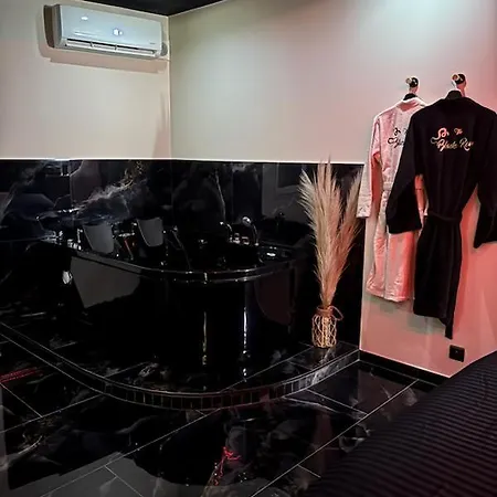 Romantique Room,salon Massage,mirroir,croix,parking Lägenhet