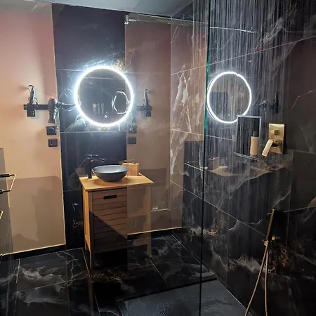 Romantique Room,salon Massage,mirroir,croix,parking